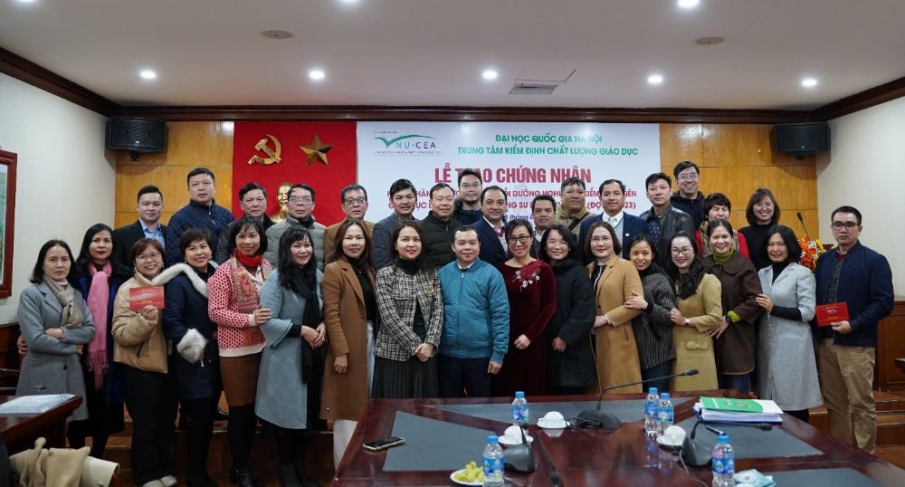 Trao chứng nhận hoàn thành chương trình bồi dưỡng nghiệp vụ kiểm định Khóa 42 (Đợt 3 - 2023)